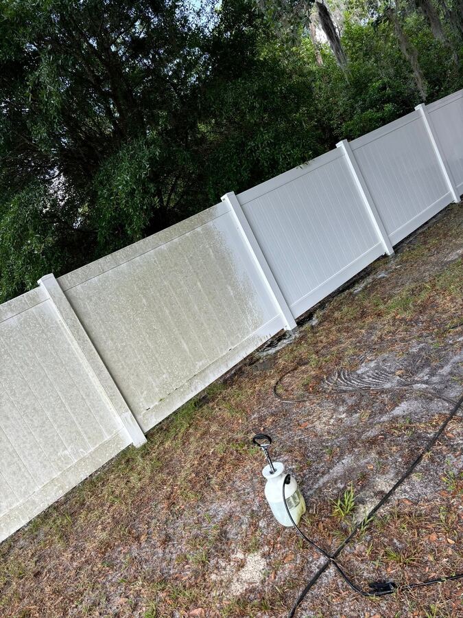 Vinyl privacy fence pressure washing removing green algae and mildew buildup